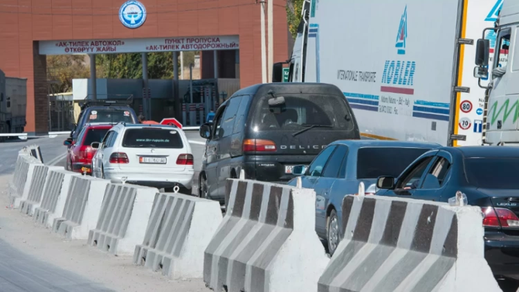 Скопление автотранспорта на госгранице прокоментировали в Пограничной службе КНБ РК