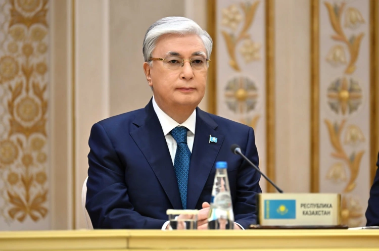 Токаев подписал закон о долевом строительстве, инватакси и автодорогах