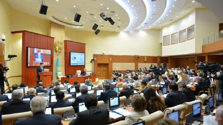 Мажилис принял поправки об отмене пожизненного председательства Назарбаева в АНК и Совбезе