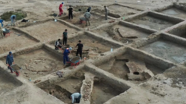 Руины средневековых домов и исторические артефакты найдены археологами в Атырау
