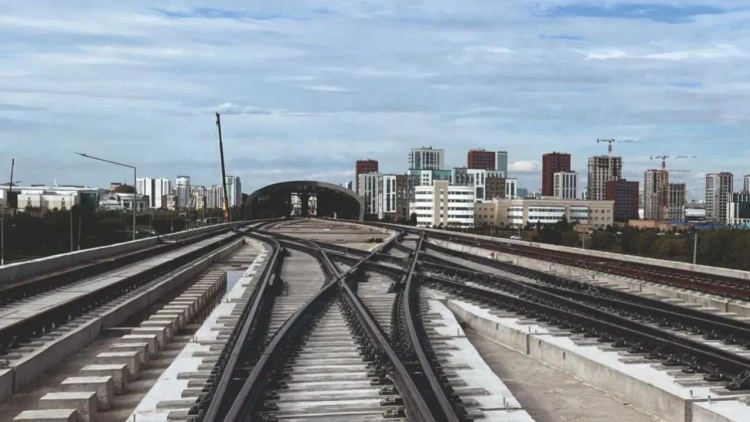 В Астане уложили рельсы на основной линии LRT