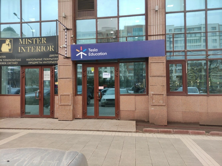 Тысячи учеников остались без занятий после закрытия филиалов «Tesla Education»