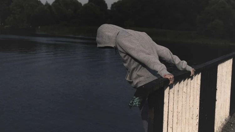 Подросток спрыгнул с моста из-за ссоры с девушкой в Костанае