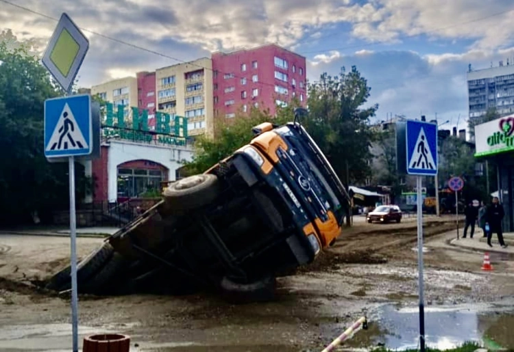 Грузовик провалился в яму из-за обрушения дороги в Семее