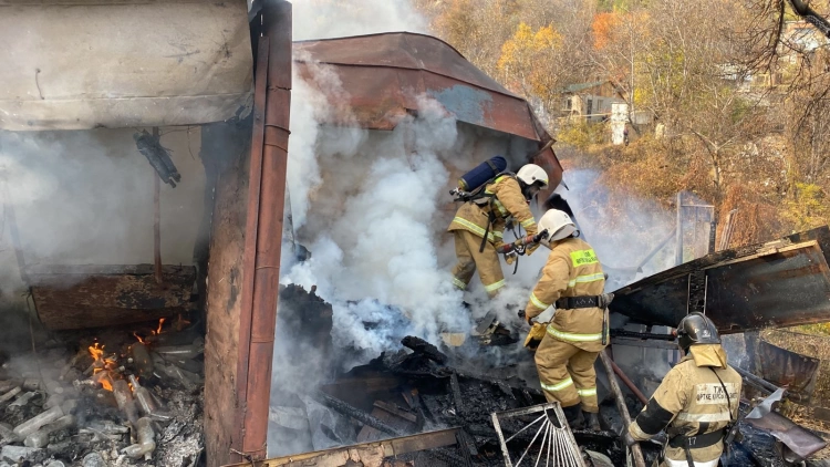 В Алматы мужчина спас соседку из горящего дома