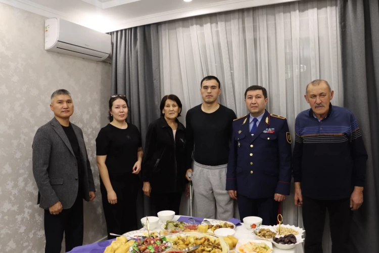 Главный полицейский Жетісу навестил сотрудника, пострадавшего при исполнении служебного долга