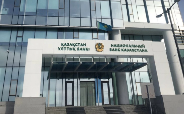 Курс тенге укрепился на 3,2%