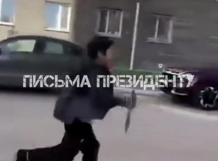 Мальчик с кухонным ножом гонялся за детьми на площадке в Астане