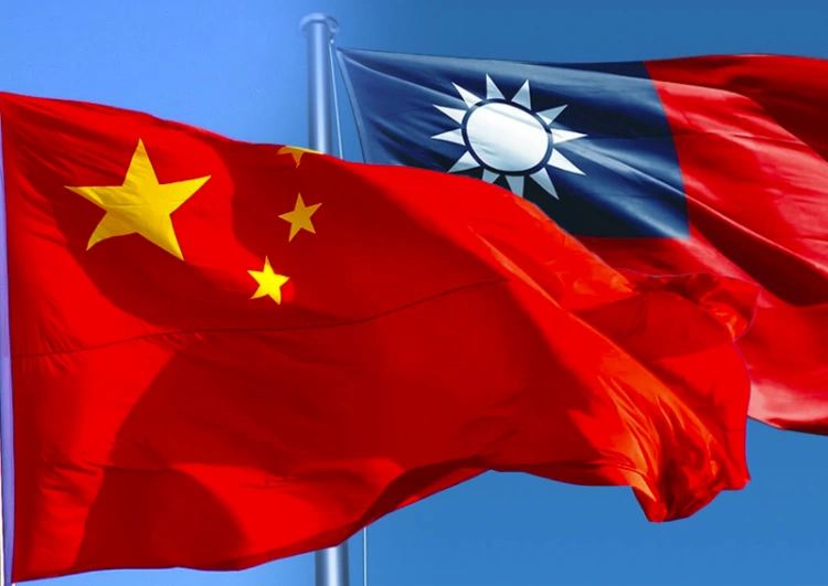 Тайвань сообщил о появлении вблизи острова аэростата, БПЛА и истребителей КНР