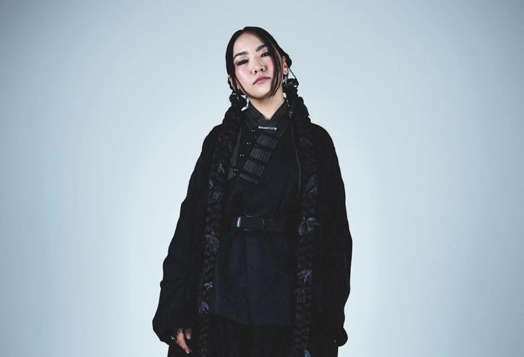 Казахстанская певица Yenlik впервые выступила на международной платформе Colors