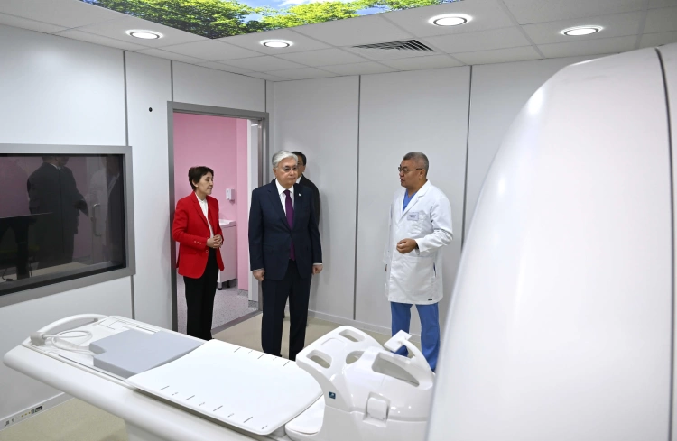 Президент посетил Центр детской неотложной медицинской помощи