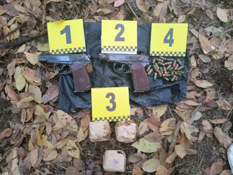 В Талдыкоргане школьники обнаружили схрон с оружием