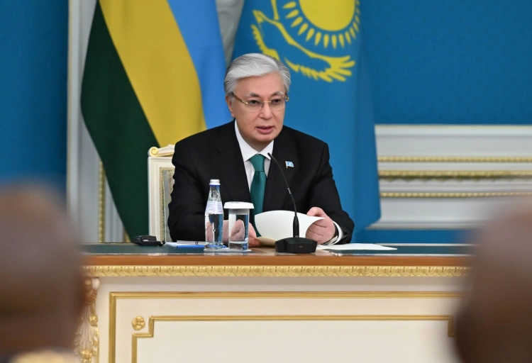 Токаев выступает на пленарной сессии международного форума Астана