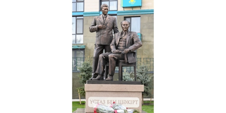 Президент открыл памятник Мухтару Ауэзову и Кайыму Мухамедханову в г.Семей