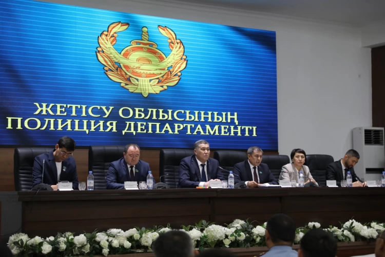 Депутаты Сената и Мажилиса страны встретились с полицейскими в Жетісу