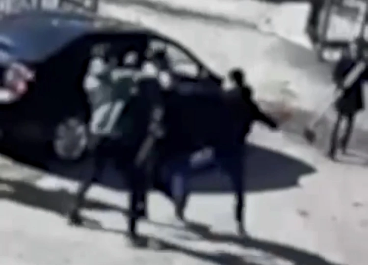 17-летний подросток въехал на авто в школу и устроил конфликт