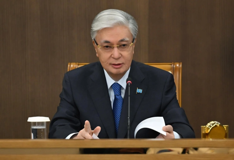 Токаев предупредил о рисках чрезмерной зависимости от ИИ