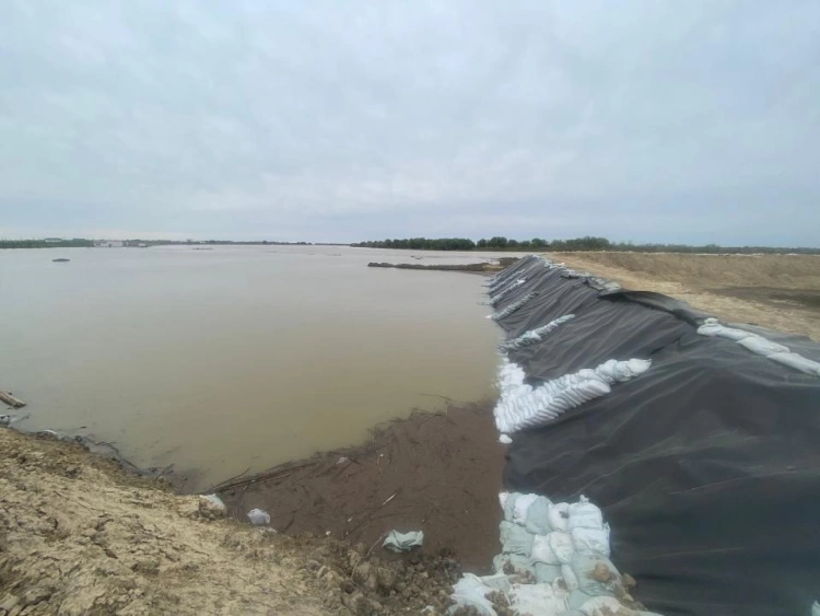 Наблюдается превышение уровня воды реки Жайык