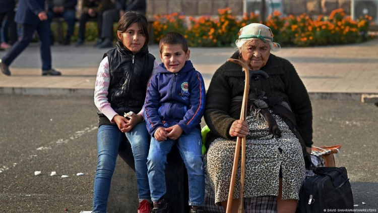 Число беженцев из Карабаха превысило 100 тысяч