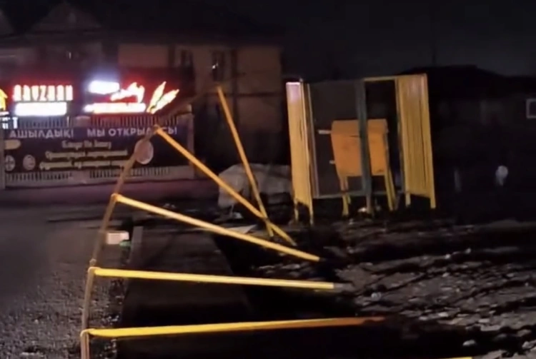 В Талдыкоргане обрушилась газовая труба у строящегося жилого дома