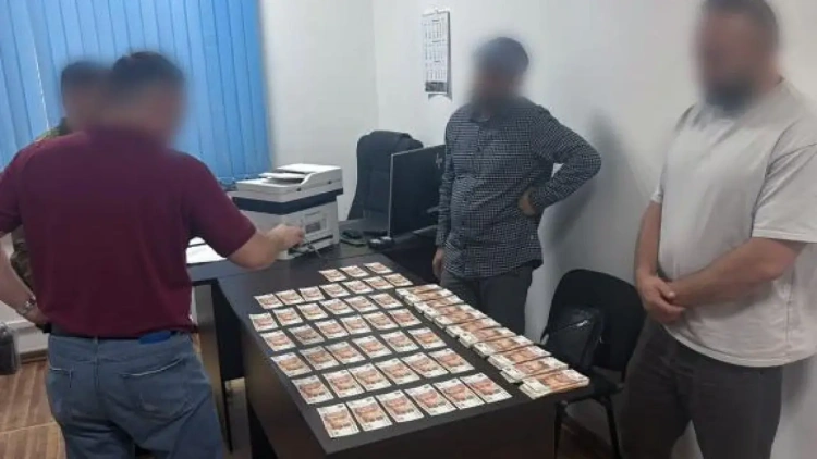 Иностранец пытался вывезти из Казахстана 350 тысяч долларов без декларации