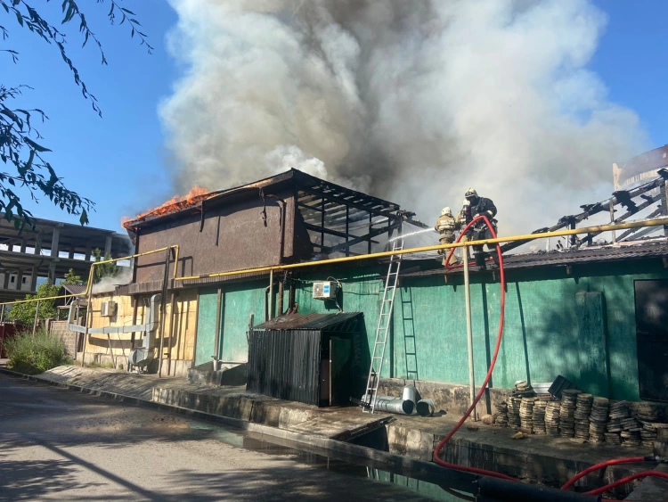 Двухэтажное кафе сгорело в Алматы