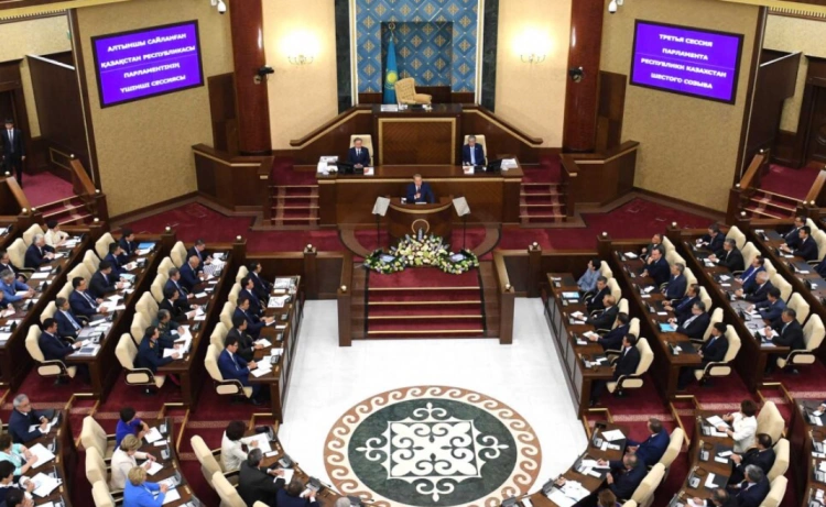 7,8 млрд тенге выделят в 2026 году на оплату труда депутатов и других сотрудников парламента — Минфин