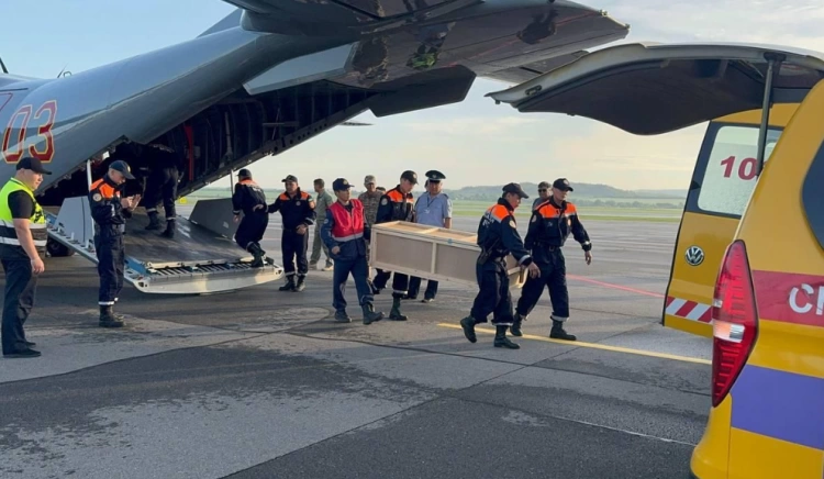 Тела погибших в Кыргызстане детей доставили спецбортом в Усть-Каменогорск