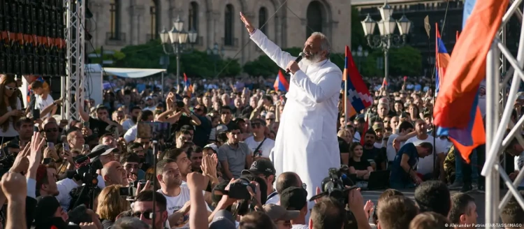 Тысячи митингующих в Ереване требовали отставки Пашиняна