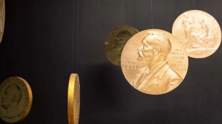 Нобелевскую премию получили ученые, создавшие вакцину от COVID-19