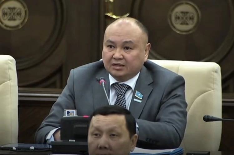 «Уволить любителей кофе»: Саиров раскритиковал «QazaqGaz» из-за проблем с газификацией