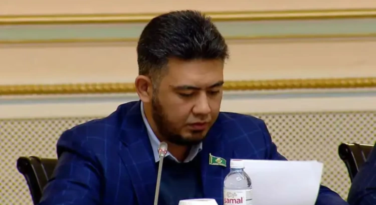 Депутат маслихата Алматы нецензурно выразился во время выступления