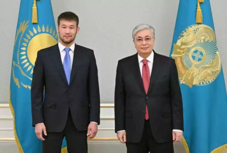Президент Токаев принял бойца смешанных единоборств Рахмонова