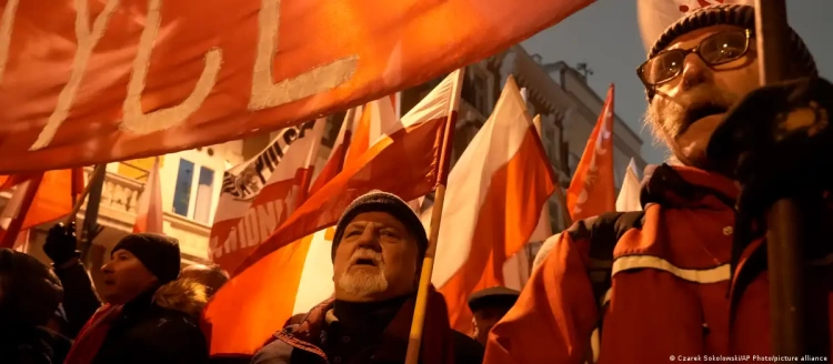 В Польше тысячи вышли на акцию против правительства Туска