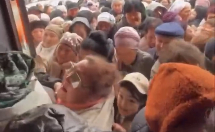 Раздача бесплатной обуви в Усть-Каменогорске закончилась давкой