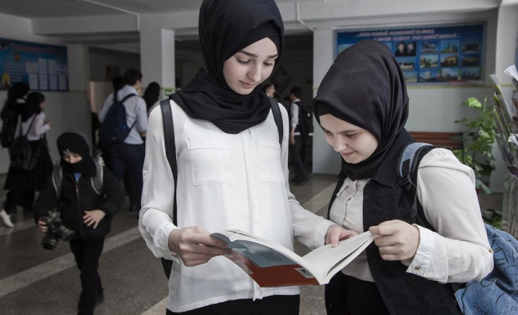 Глава минкультуры высказалась о ношении хиджабов в школах