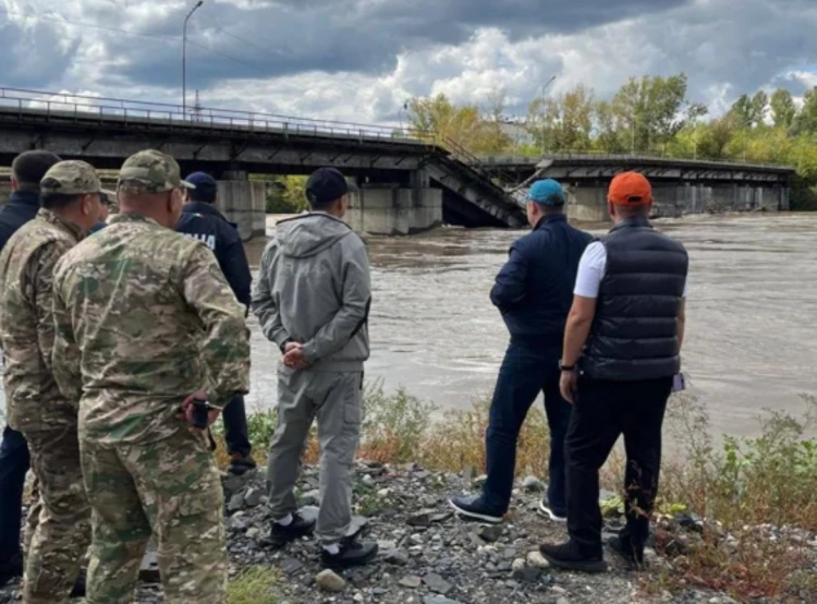 В Усть-Каменогорске обрушился мост, подмытый водой