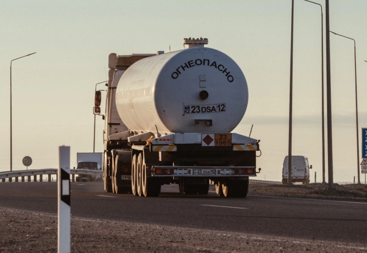 Почти полтора года запрещено вывозить нефтепродукты в Казахстане