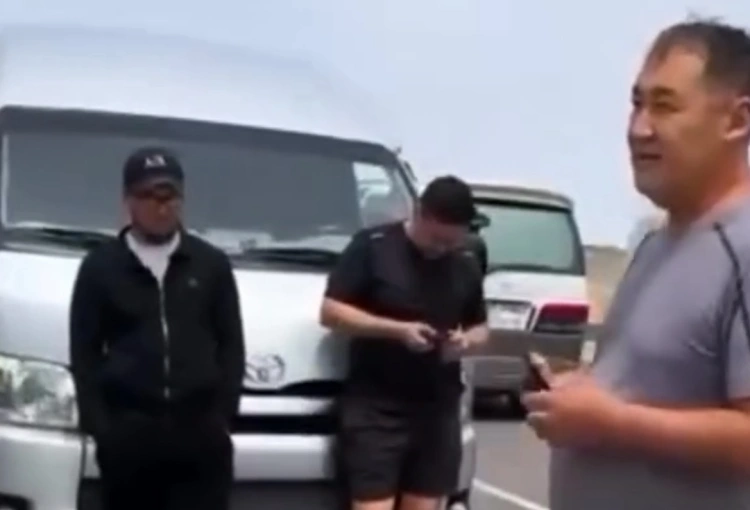 Кыргызские перевозчики заявили о трудностях при работе с туристами в Казахстане