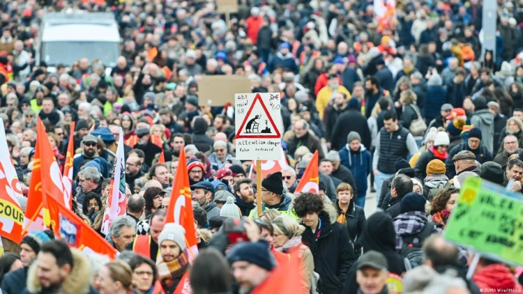 Во Франции не утихают протесты против пенсионной реформы