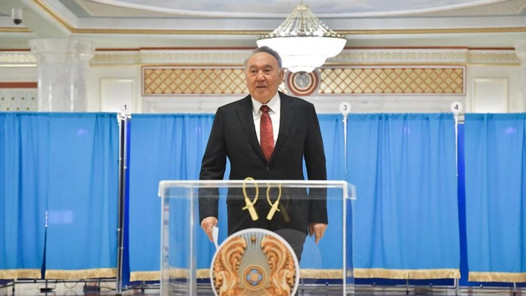 Нурсултан Назарбаев проголосовал на выборах депутатов