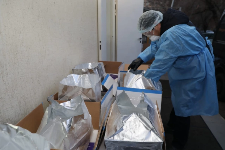 Первые 46 800 доз вакцины «Комирнати» поступили на склад УОЗ Алматы