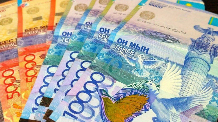 Больше 57 млрд тенге за месяц: куда казахстанцы отправляют деньги