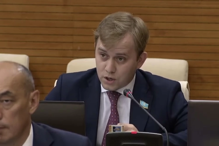 Мажилисмены могут подать на правительство Казахстана в Конституционный суд