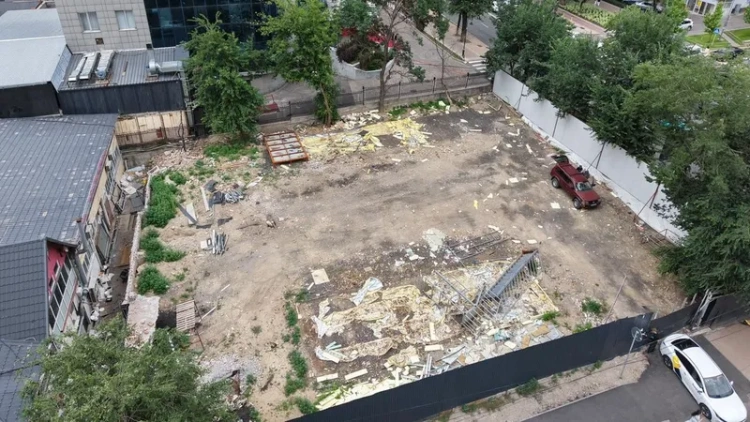 В центре Алматы снесли три незаконно построенных торговых объекта