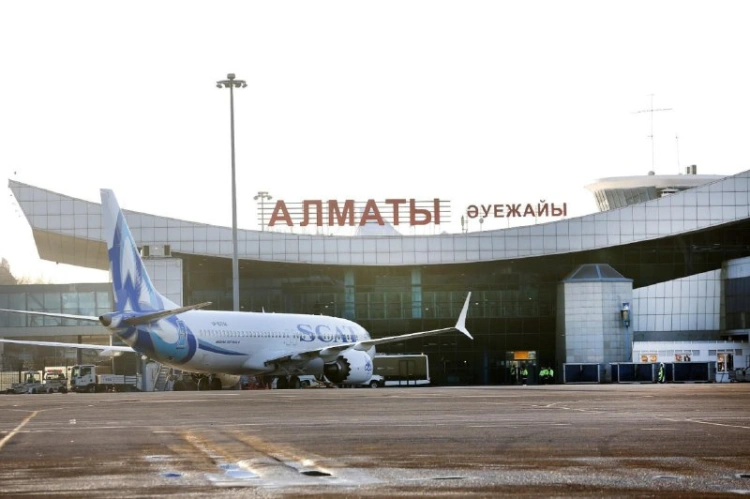 Пьяный пассажир из Канады устроил скандал в аэропорту Алматы и разбил витрину