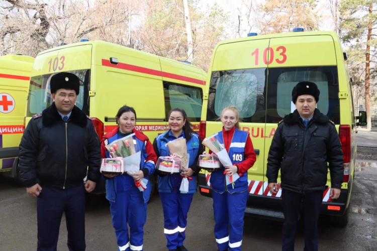 Дорожная полиция поздравила фельдшеров скорой помощи и женщин-таксистов в преддверии 8 марта