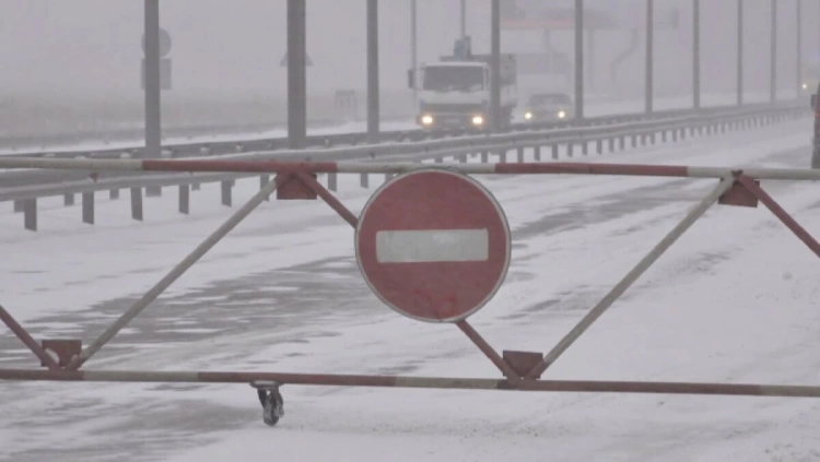 В 12 областях Казахстана закрыли дороги из-за непогоды