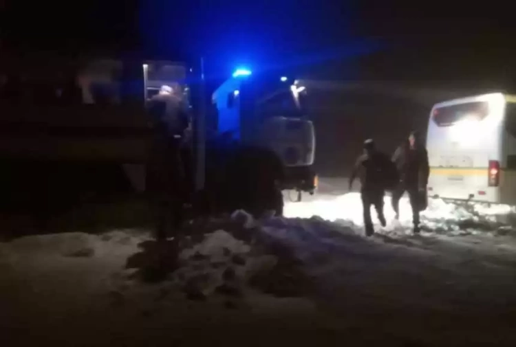Около 30 человек эвакуировали из снежного заноса в Карагандинской области