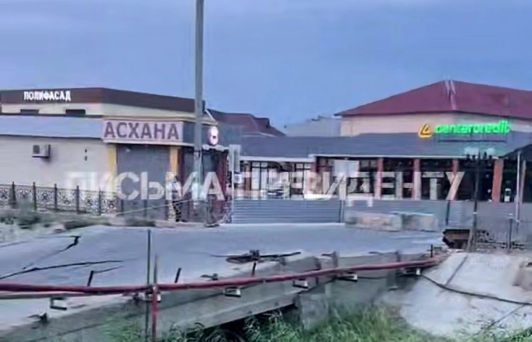 В Кульсары положили новый асфальт, а потом начали снос моста